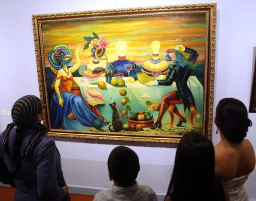 “Disertación de los poetas en la mesa”, es una obra del 2000, marcada por el colorido que caracteriza a la producción actual de Visquerra. Foto: Jimmy Argueta / El Heraldo.