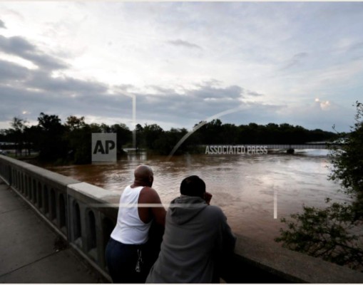 Florence deja una ciudad aislada y 17 muertos en Estados Unidos