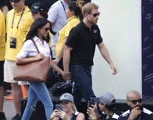 Príncipe Harry y Meghan Markle se muestran en público por primera vez