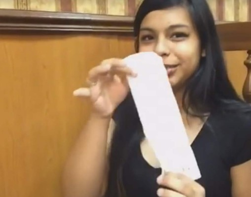 Sadie Elledge es una joven de 18 años que nació en Estados Unidos, pero tiene descendencia hondureña. Recibió una nota racista en el restaurante donde labora, un hecho condenado por la comunidad, foto: Cortesía WHSV / Hondureños en el mundo.