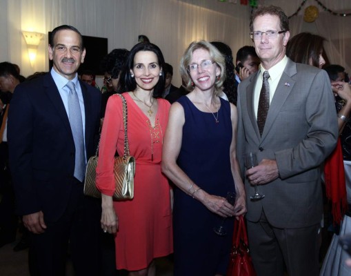 Brindan por aniversario patriótico de México