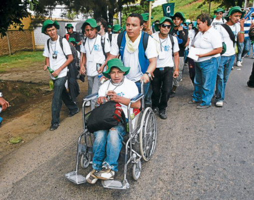 Miles de jóvenes hondureños católicos piden un alto a la violencia y desarme general