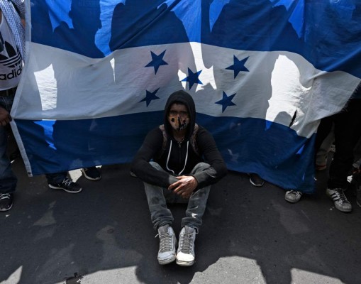 Bajo la lluvia, con niños y expuestos al covid-19, caravana migrante avanza hacia Guatemala