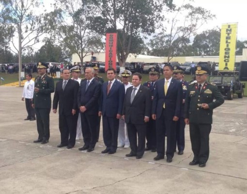 Presidente de Honduras insiste en elevar rango a Policía Militar
