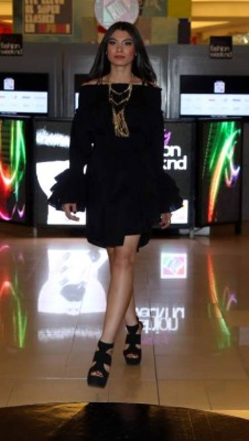 Estilos clásicos de la moda iluminaron la pasarela