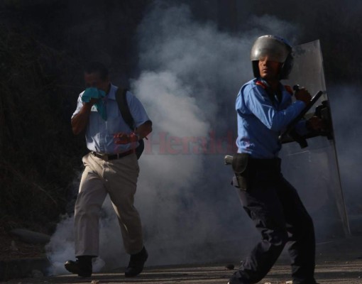 FOTOS: Momento en el que policías lanzan gas lacrimógeno a manifestantes de la aldea Yaguacire