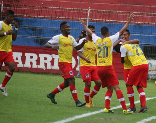 Olimpia propina goleada al Victoria y se afianza en el liderato