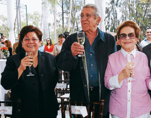 Brindis por ampliación de complejo educativo