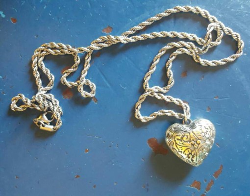 FOTOS: Esto fue lo que les decomisaron a dos señoras acusadas de usar pócimas contra sus clientes