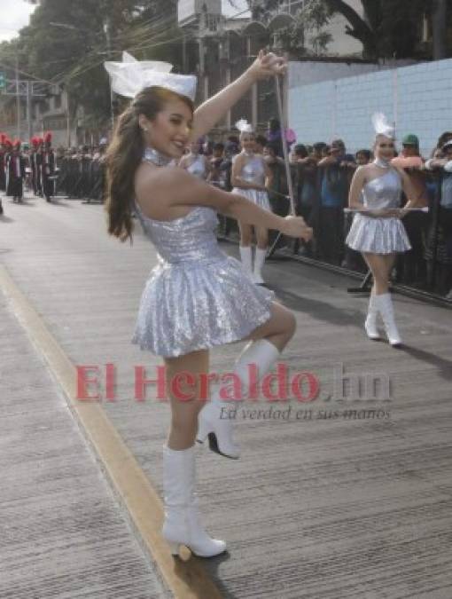 FOTOS: Los vestidos más exóticos de las palillonas en los desfiles patrios 2019