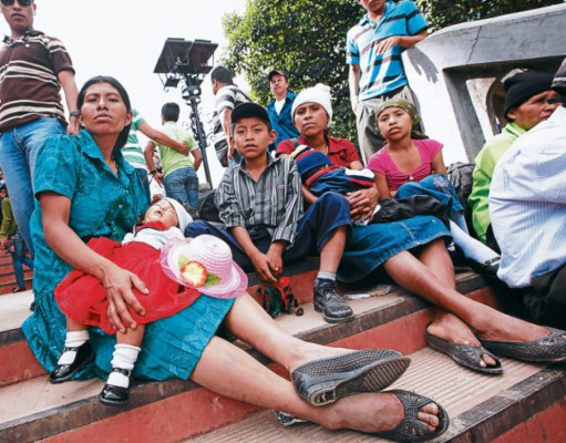 Pueblo hondureño de hinojos ante la Morena milagrosa