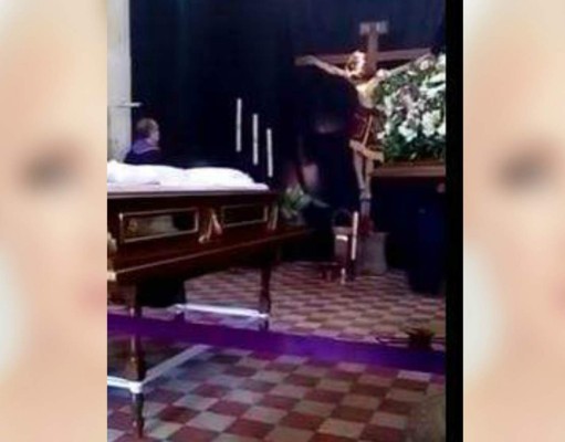 Video: Feligreses captan cuando Cristo 'mueve la cabeza' durante una misa en México
