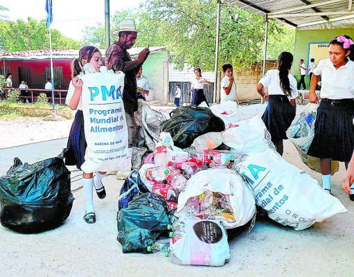 Escuelas logran ingresos con venta de productos reciclados