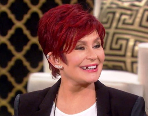 A Sharon Osbourne se le cayó un diente mientras conducía su programa