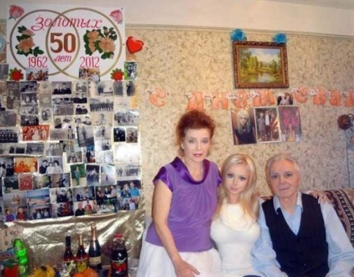 Tan extraños como ella, la ‘barbie humana’ presenta a su familia y amigos