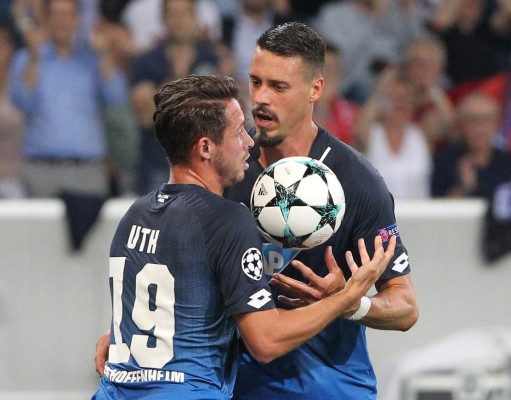 Liverpool gana al Hoffenheim en Alemania y se acerca a grupos de Champions League