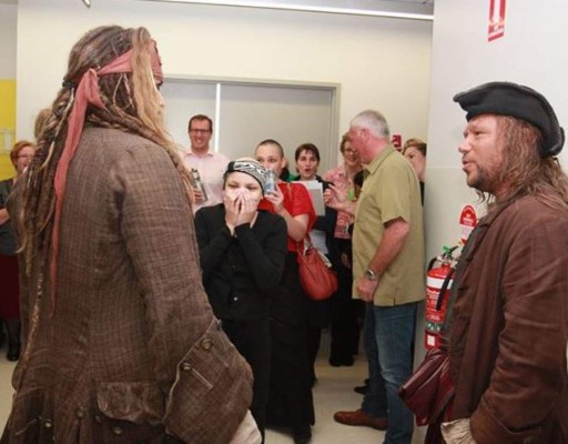 Johnny Depp como 'pirata' visita hospital infantil