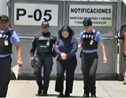 Deportan a hondureña que mató a su madrastra hace 17 años