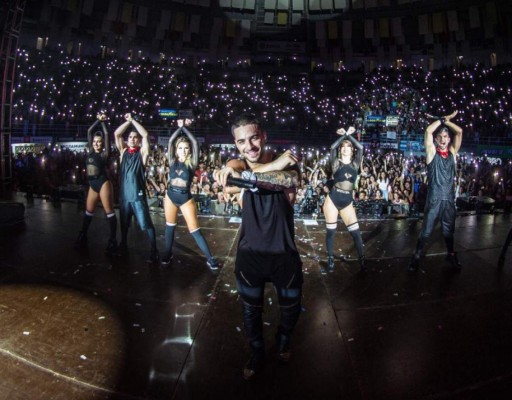 Una nueva mujer acompaña a Maluma en su gira por España