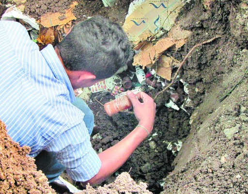 Suspenden a directora de Región de Salud por entierro de medicamentos