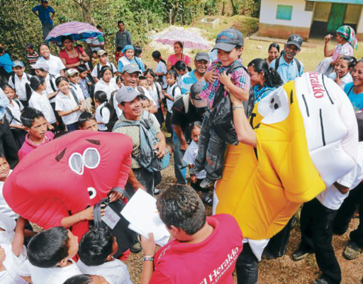 EL HERALDO celebra con mochilas y zapatos nuevos