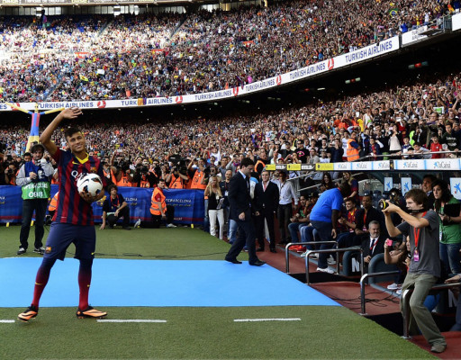 Neymar es presentado y ovacionado en el Camp Nou