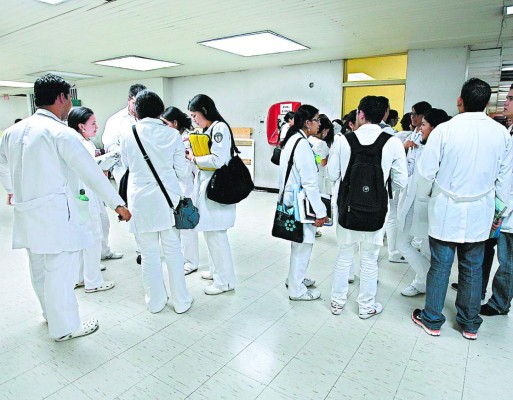 Médicos hondureños esperan contratos