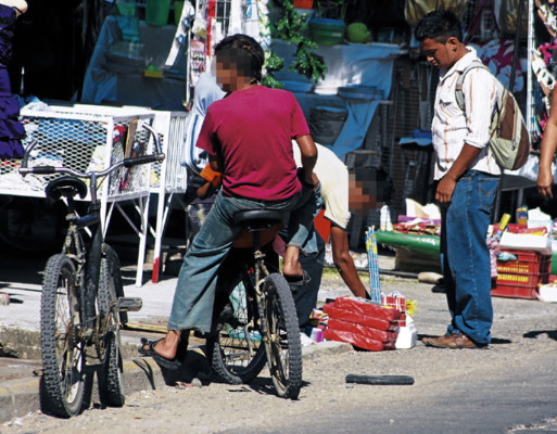 Niños comercializan cohetes en zonas prohibidas de Choluteca