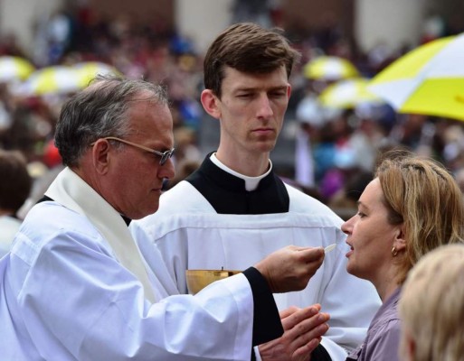 Feligresía católica asiste a la histórica canonización