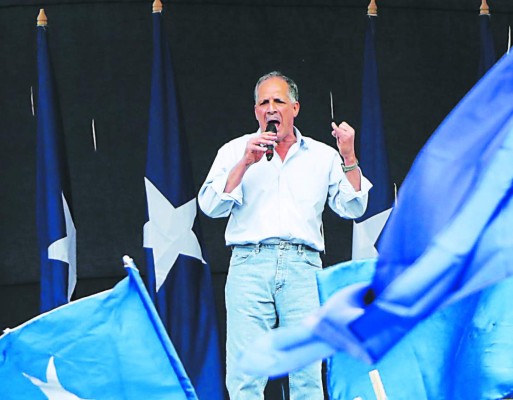 'Tito” pide el voto por JOH para seguir las obras