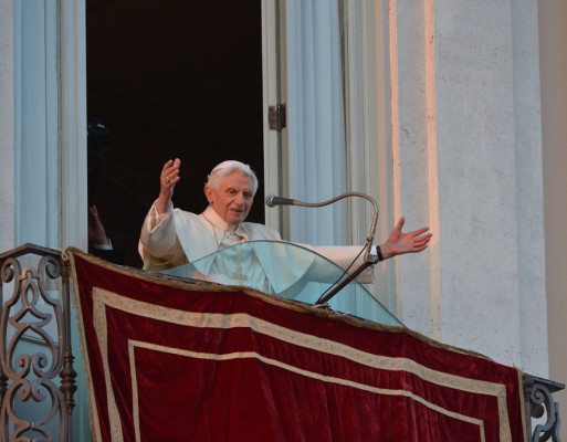Benedicto XVI deja de ser Papa y se convierte en 'simple peregrino'