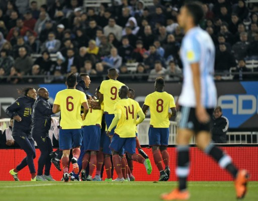 Ecuador humilla a una Argentina sin Messi en Buenos Aires