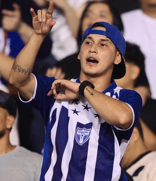 Jon Z hizo vibrar estadio Olímpico de Honduras con sus éxitos en partido de tiktokers
