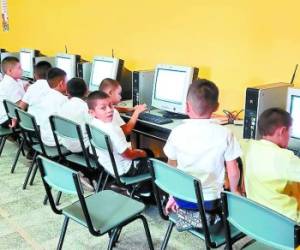 En el CEB 18 de noviembre los alumnos comparten las computadoras debido a la poca cantidad con que se cuenta.