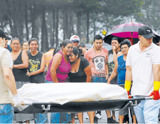 Asesinan a puñaladas a un joven frente a cementerio