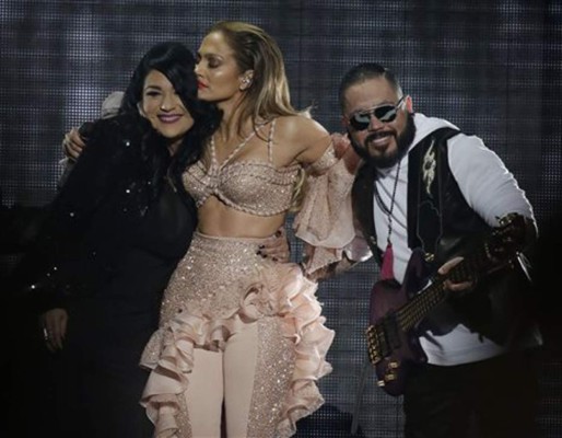 Jennifer López rinde homenja a Selena en los premios Billboard