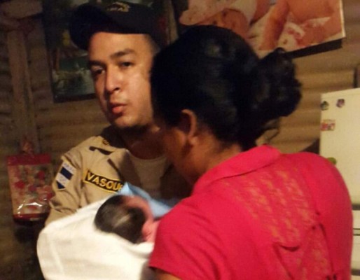 Honduras: Mujer pare en su casa asistida por Bomberos de Choloma &nbsp;&nbsp;