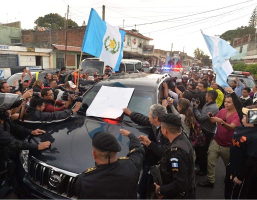 Manifestantes rodean el jueves el vehículo que lleva a Otto Pérez a la cárcel de Matamoros. (Foto: AFP)