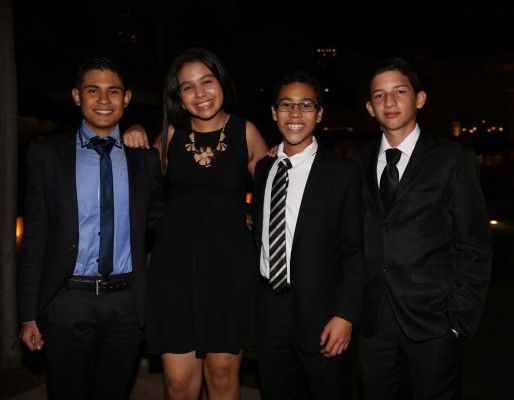 Alegre velada juvenil en honor a la quinceañera