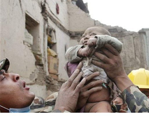 Conmovedor rescate de bebé en escombros de vivienda en Nepal