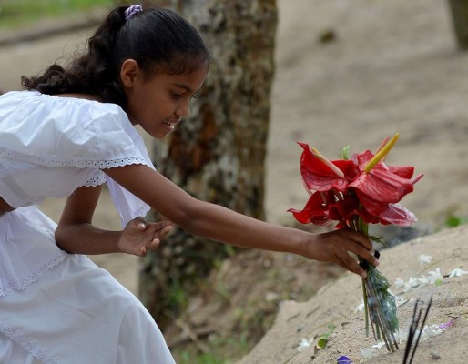 Oraciones y lágrimas en conmemoraciones del tsunami de 2004