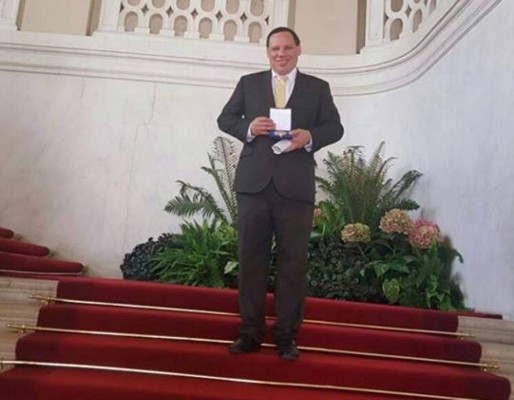 Senado francés destaca labor altruista de científico Marco Tulio Medina