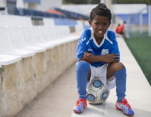 VIDEO: El pequeño clon de Ronaldinho