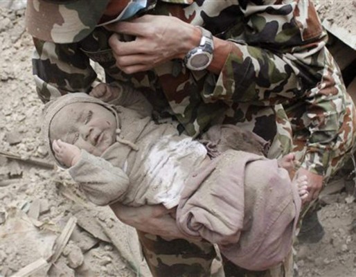 Conmovedor rescate de bebé en escombros de vivienda en Nepal