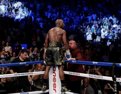 Mayweather derrota por nocaut técnico a McGregor en el décimo asalto