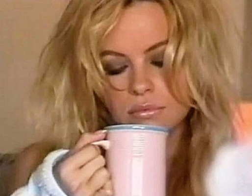 Exfoliarse con arena para gatos y odiar los espejos: los hábitos más extraños de los famosos (FOTOS)