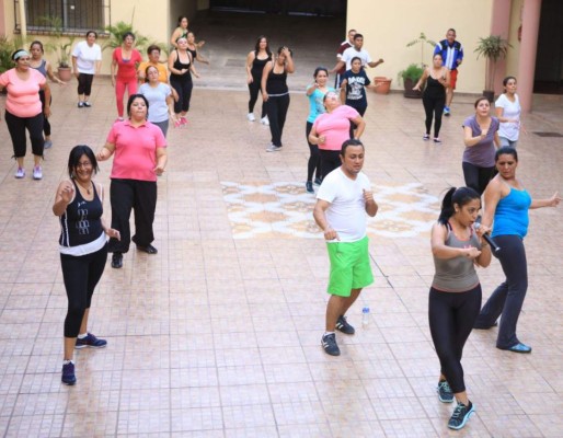 Empleados del Congreso Nacional bailan zumba