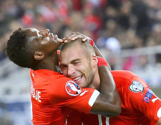España y Suiza se clasifican a la Eurocopa con goleadas