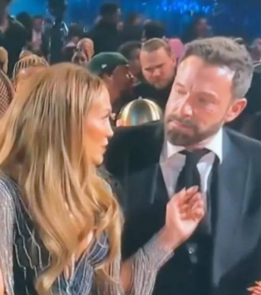 ¿Ben Affleck estuvo aburrido en los Grammy? Su cara causó revuelo en las redes