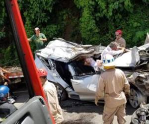 Completamente destruido quedó el automóvil donde se conducían las cuatro personas- Tres jóvenes hondureñas y un empresario constarricense- que murieron la madrugada de este domingo en Copán, al occidente de Honduras. Foto: Bomberos de Honduras.